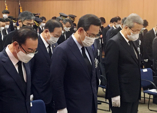 김종인 통합당 비상대책위원장과 주호영 원내대표, 이종배 정책위의장이 15일 서울 송파구 서울아산병원에서 열린 고 백선엽 장군 영결식에 참석, 묵념하고 있다. 연합뉴스